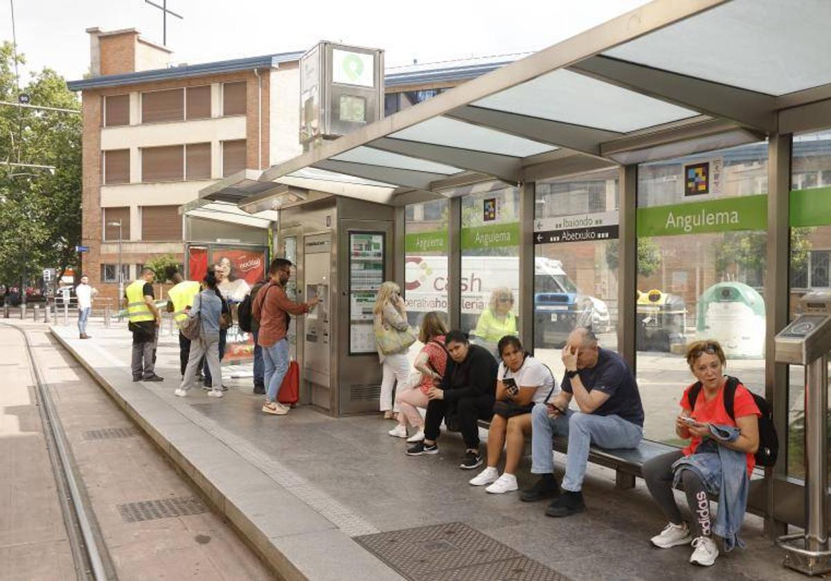 Pasajeros en una parada del tranvía.