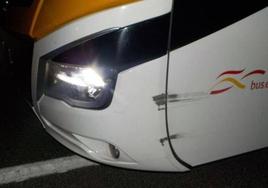 Los pasajeros de un autobús San Sebastián-Barcelona evitan un accidente al coger el volante tras el desvanecimiento del conductor
