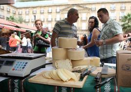 Feria del queso Idiazabal en el Arenal de Bilbao