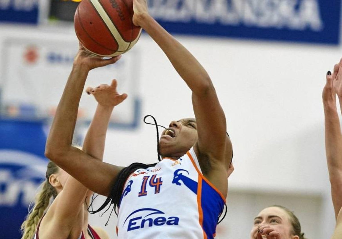 Maya Dodson, en un partido con el Enea ADZ Politechnika el año pasado.