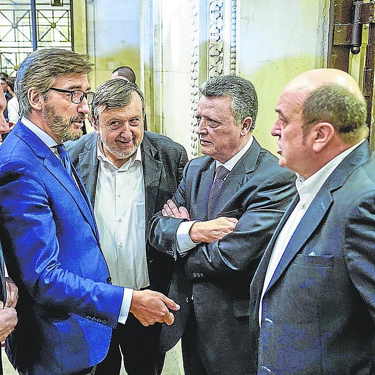 Oyarzabal habla con Ortuzar en presencia de Suso y Titos.