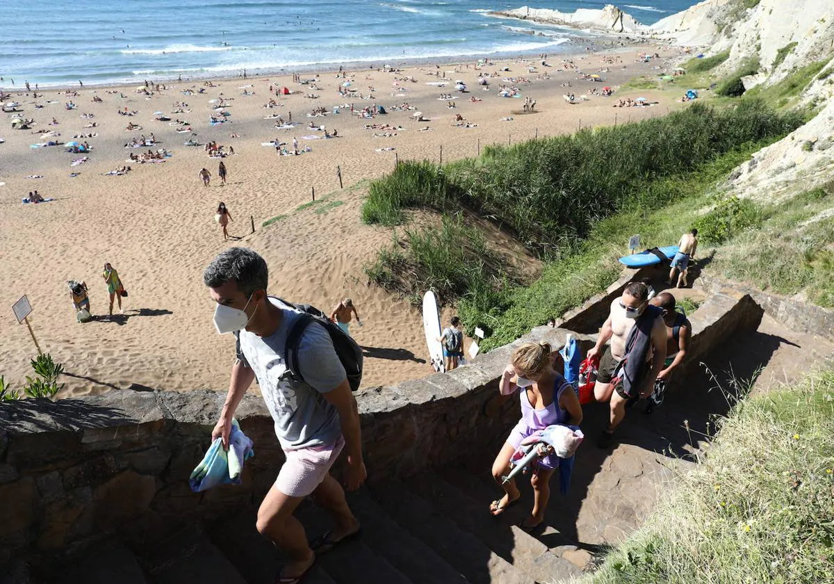 La Ertzaintza investiga a un turista por sacar fotos a bañistas desnudos en  La Salvaje | El Correo