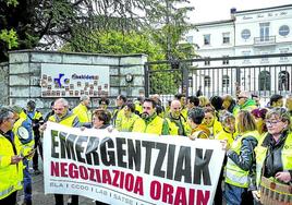 Protesta de los trabajadores de Emergencias ante la sede de Osakidetza.