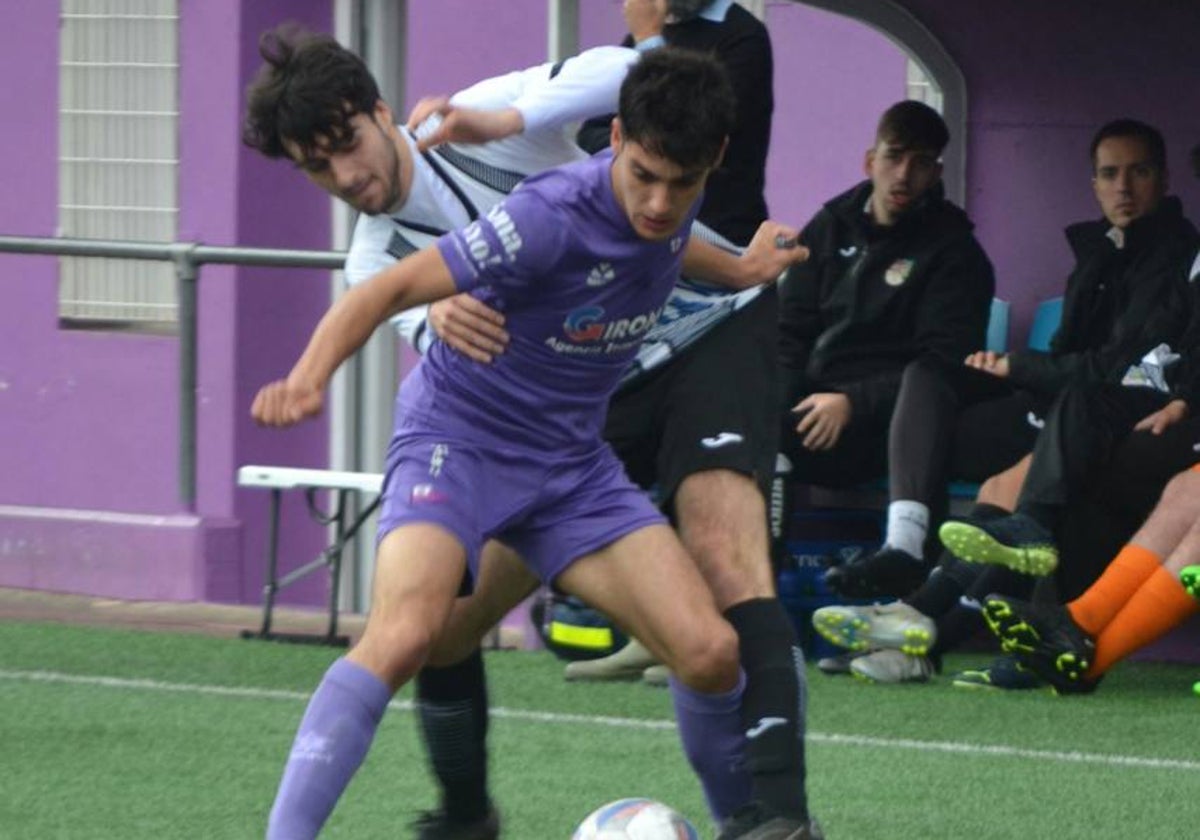 Un jugador del Santurtzi pugna por un balón.