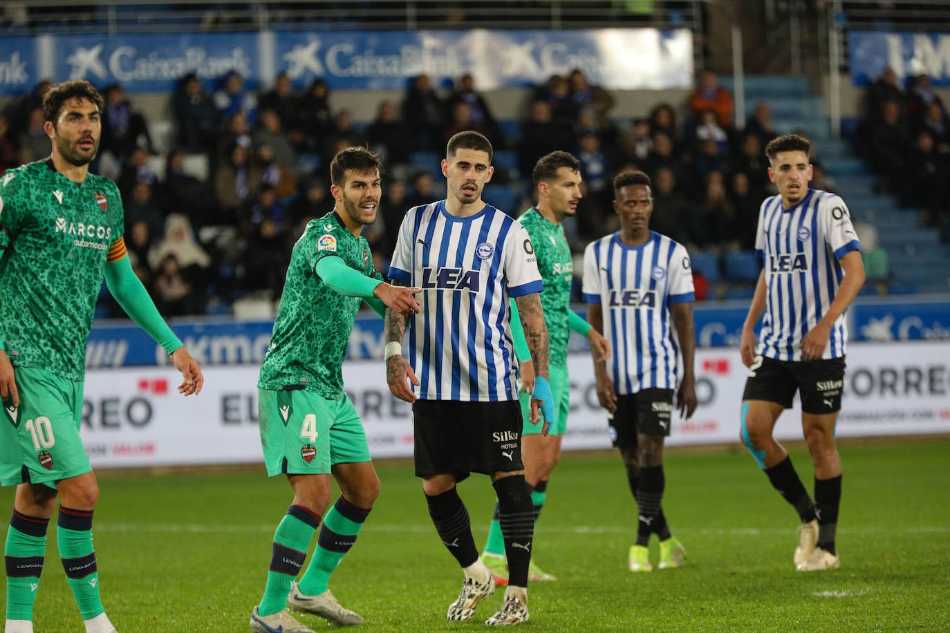 Miguel busca posición de remate ante Róber Pier (Levante).