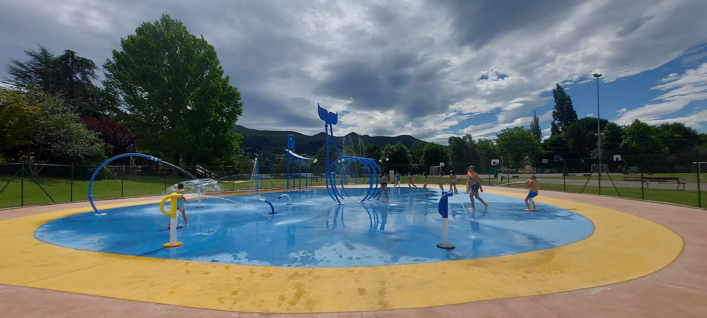 Juegos de agua en la piscina del parque Klima BBK.