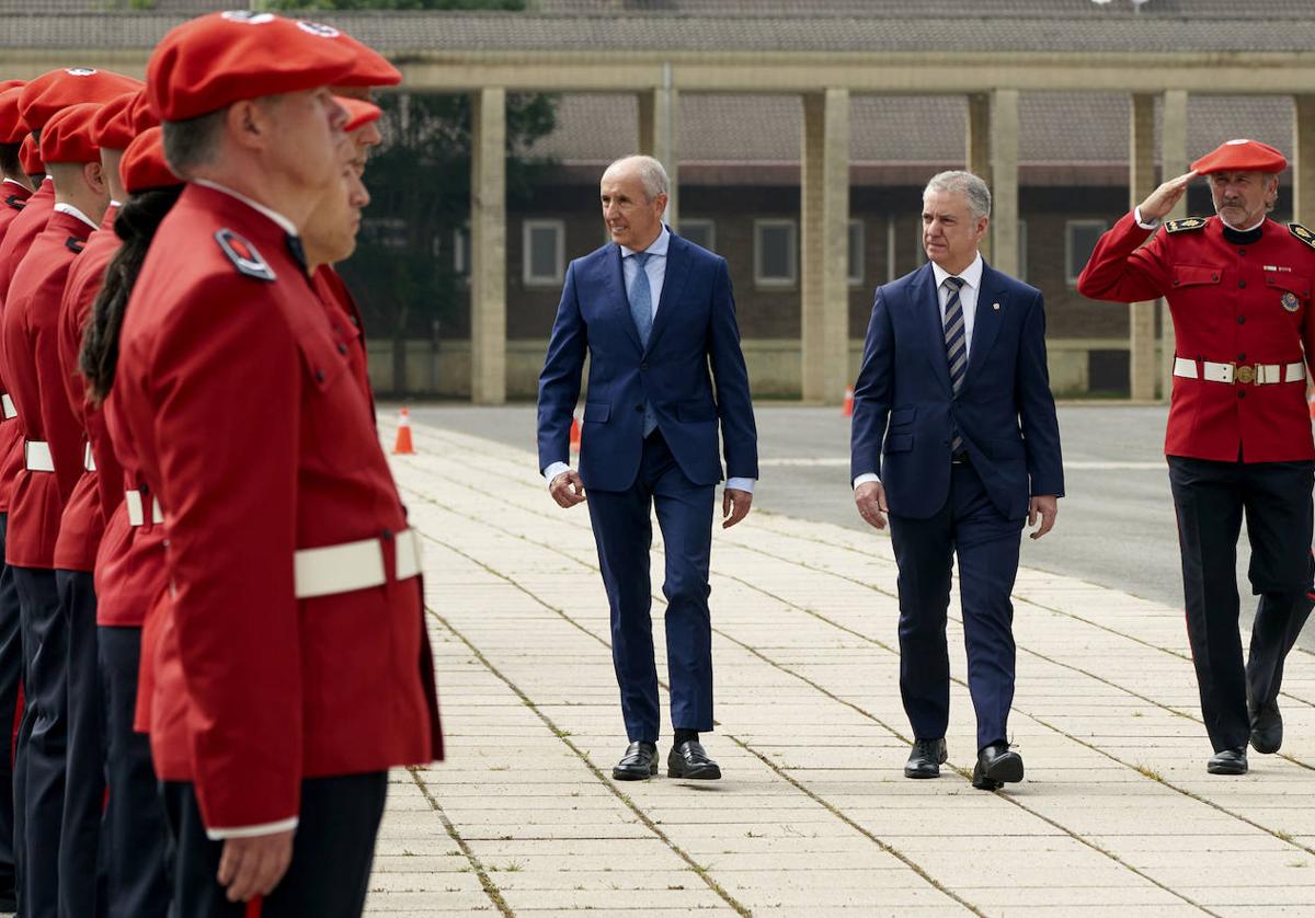 Josu Erkoreka y el lehendakari Iñigo Urkullu ayer en el homenaje a los ertzainas fallecidos en acto de servicio.