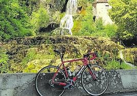 La cascada de Orbaneja deslumbra al paseante.