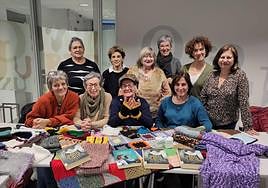 Carmen, Nerea, Marisol, Blanqui, Emi y Belén en la fila de arriba, debajo Mari Carmen, Bego, Elena y Mari Jose, en el club de lectura Leer entre agujas
