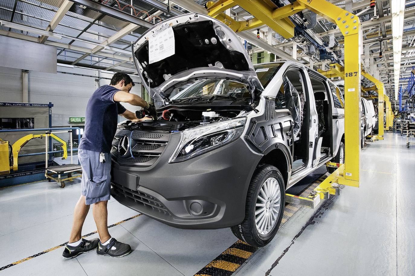 Imagen de la cadena de montaje de vehículos en la factorías de Mercedes Benz de Vitoria.