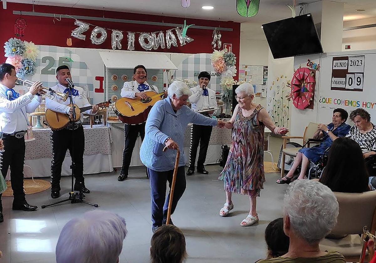 María Ramírez y Teolina Rodríguez, de 85 y 79 años, respectivamente, bailaron al son de los mariachis en el 25 aniversario de su centro de día.