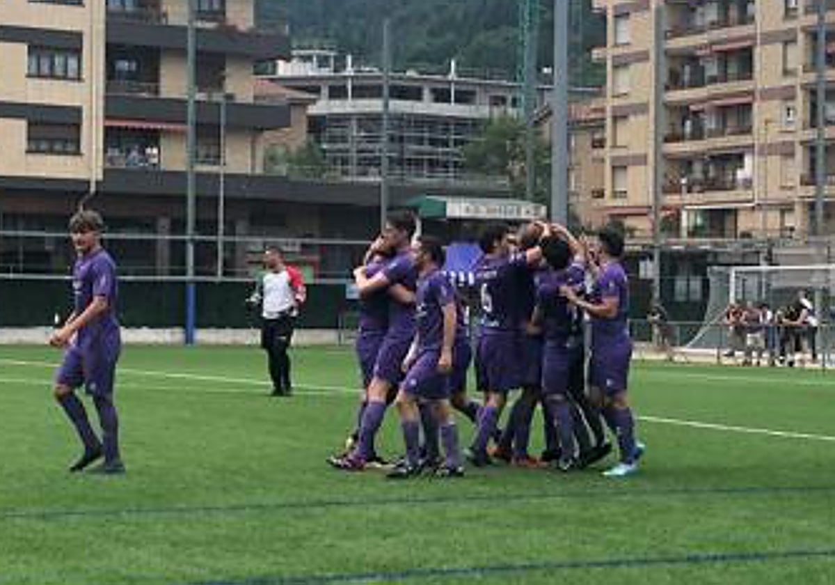El Santurtzi celebra uno de los goles anotados frente al San Viator.
