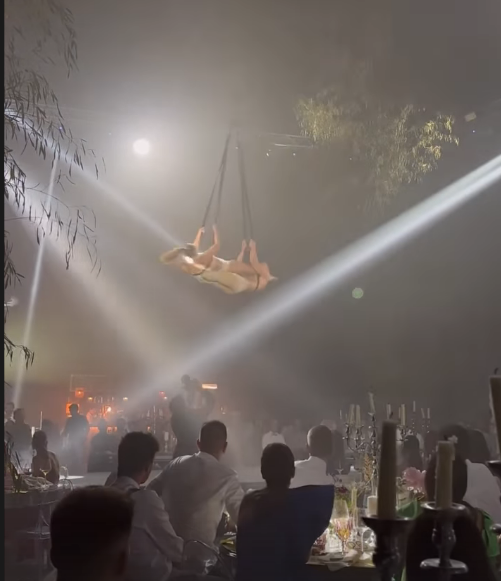 Más imágenes del número acrobático con el que los novios sorpendieron a sus invitados durante la cena.