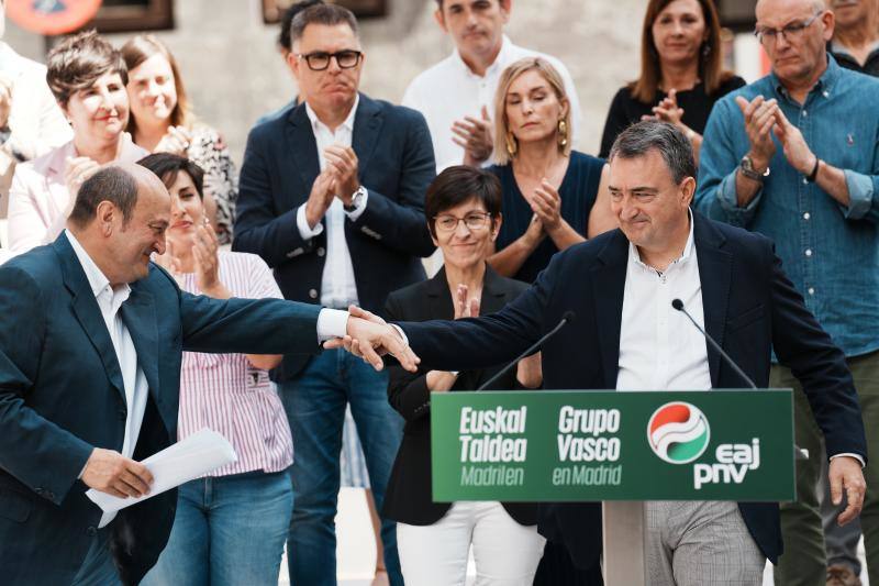 Andoni Ortuzar cede la palabra a Aitor Esteban en la presentación de los candidatos del PNV frente a Sabin Etxea.