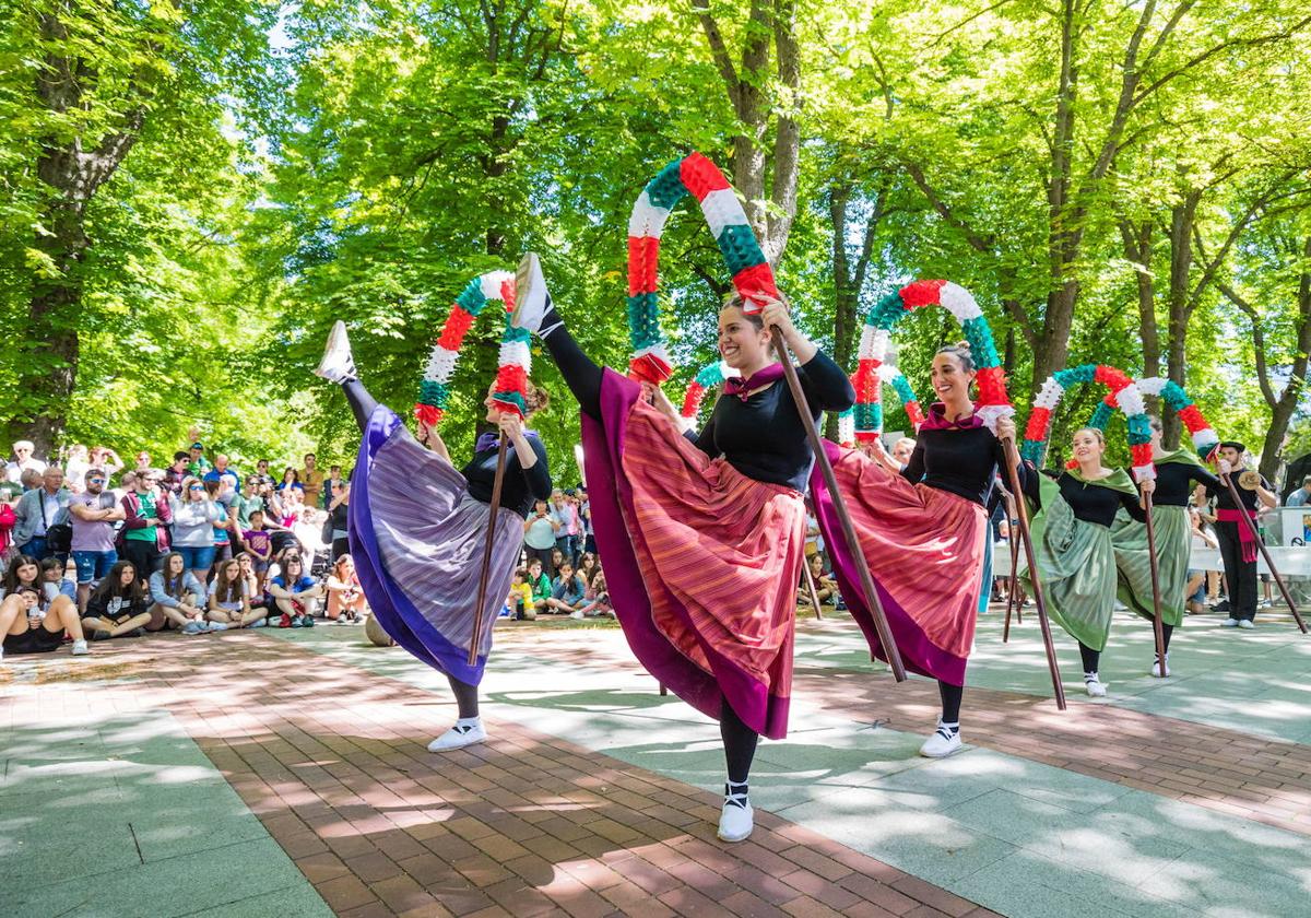 Las campas de Olárizu volverán vibrar con el Araba Euskaraz, que descorchará la gran fiesta de las ikastolas este domingo.