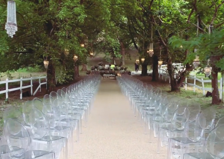 Imagen secundaria 1 - El pasillo por el que los novios han llegado al altar donde se han dado el sí quiero, un lugar repleto de velas y flores.