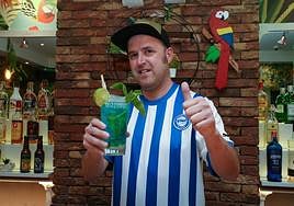 El barman demuestra, paso a paso, cómo elabora su glorioso cóctel.