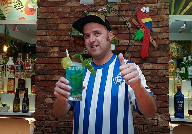 El barman demuestra, paso a paso, cómo elabora su glorioso cóctel.