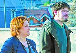 Lander Martínez y Pilar Garrido, a la izquierda de la imagen, en el tanatorio de Xabier Arzalluz en 2019.