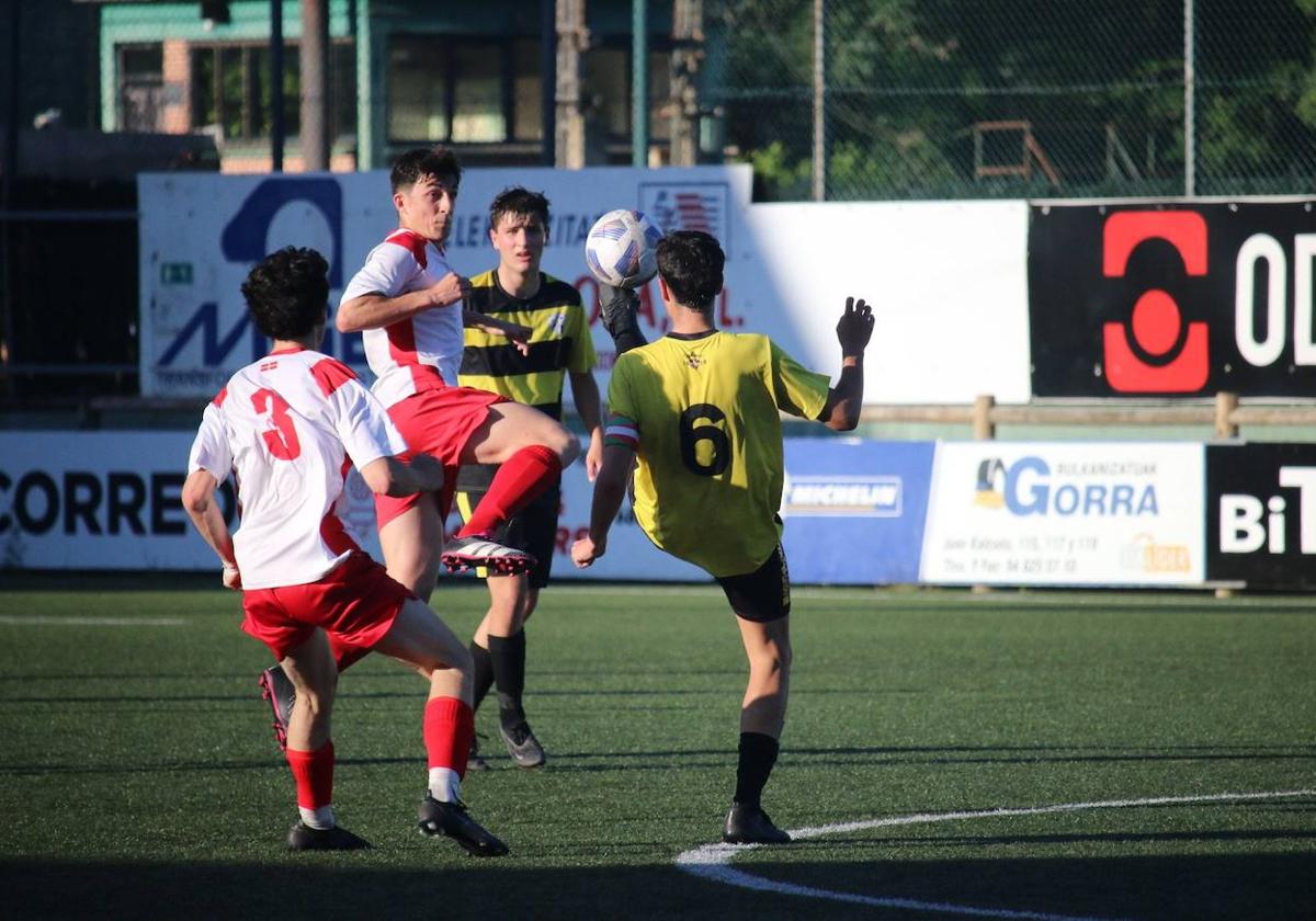 Imagen del partido disputado ayer entre el Lakua y el Betoño.