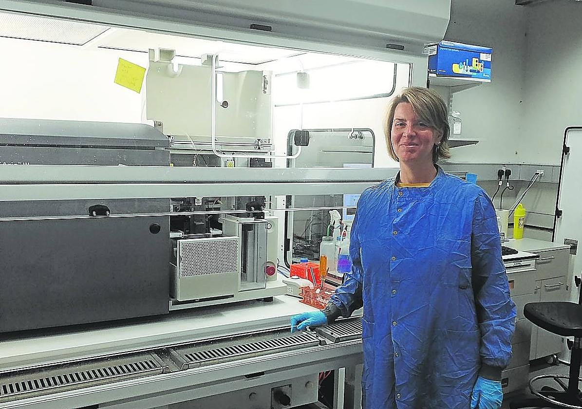 La científica mirandesa en el laboratorio universitario en el que trabaja.