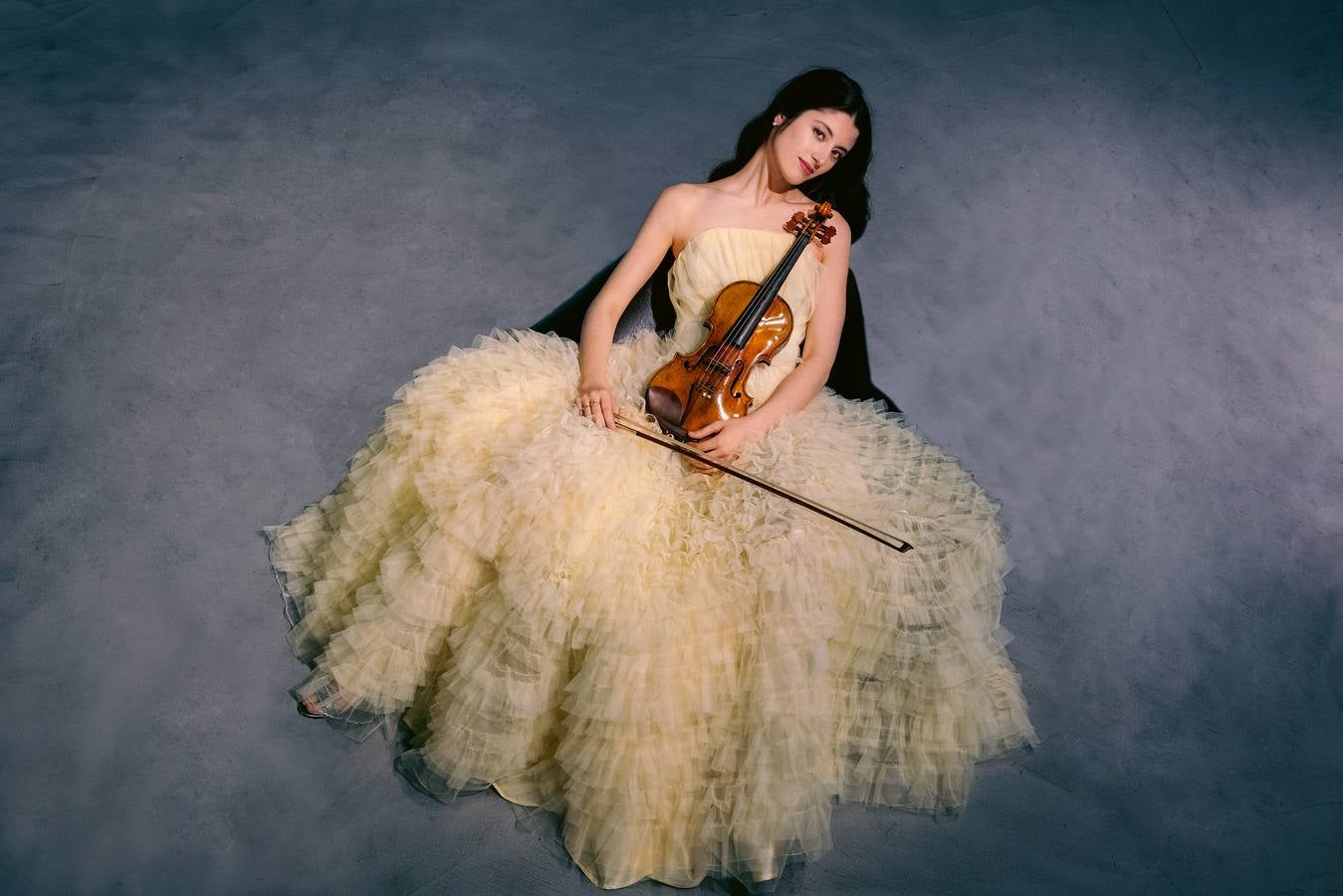 La violinista granadina, con su instrumento, en una foto promocional.