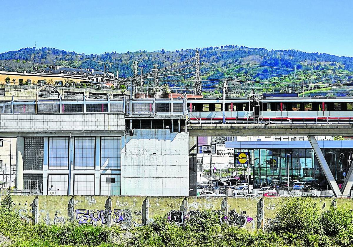 Una unidad de Metro Bilbao atraviesa el viaducto situado junto a la estación de Bolueta, uno de los puentes que requieren de una importante reparación en sus vías.