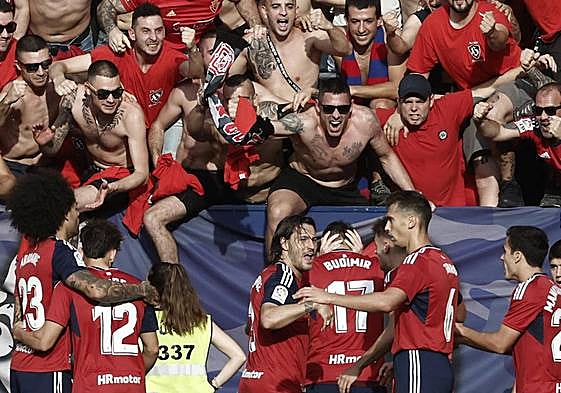Los jugadores de Osasuna celebran con su afición su clasificación para Europa.