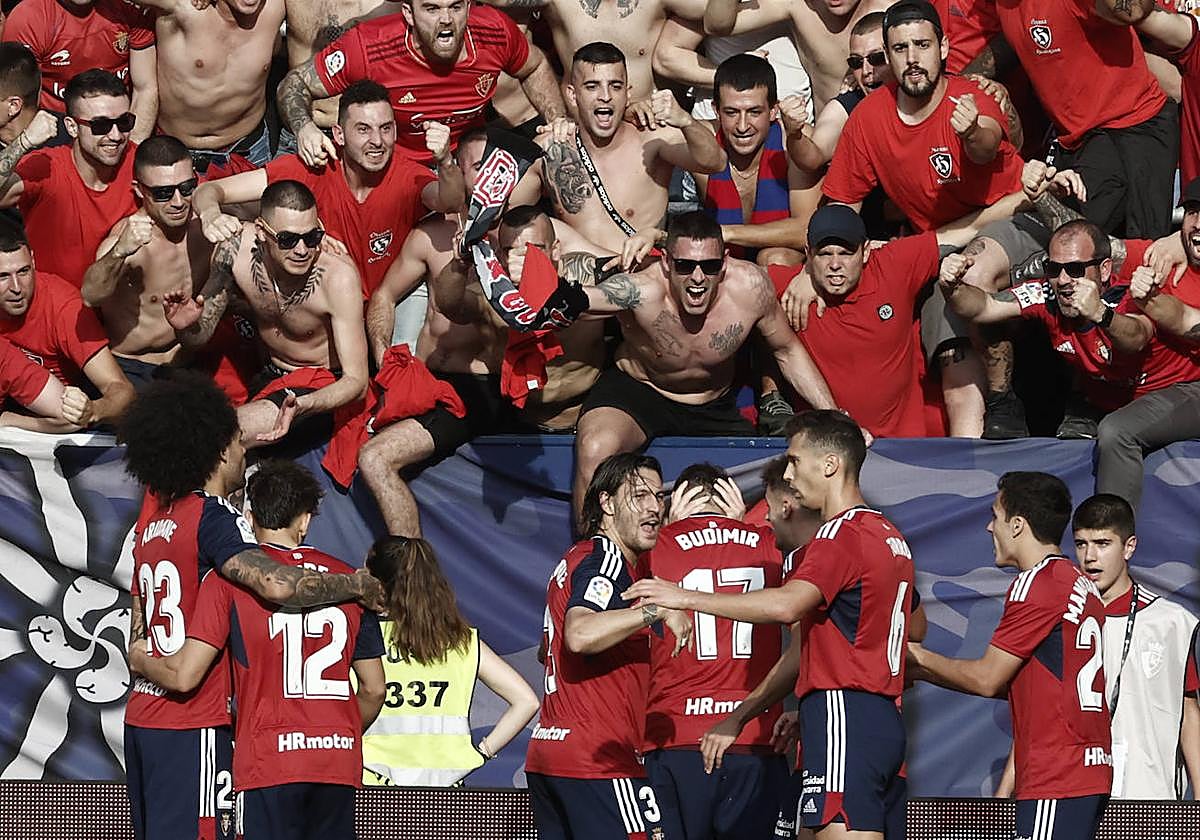 Los jugadores de Osasuna celebran con su afición su clasificación para Europa.