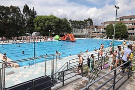 Ambiente en la piscina olímpica de Artxanda, en la que ha habido hinchables.