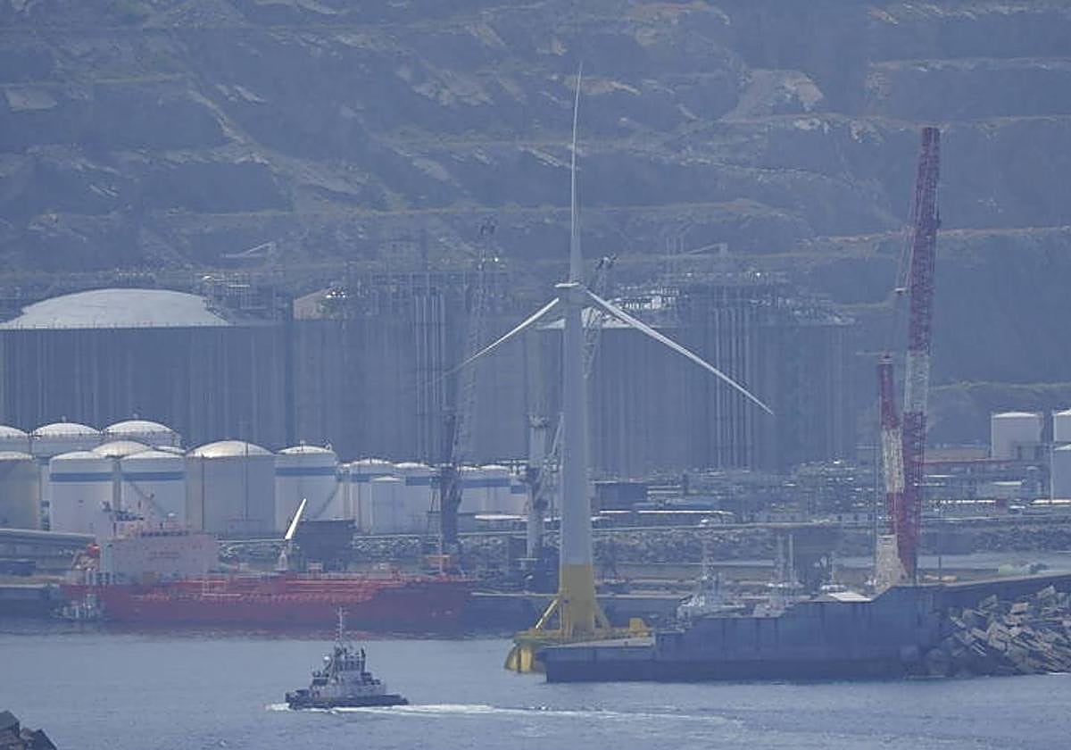 Prototipo de molino flotante de Saitec en el Puerto de Bilbao