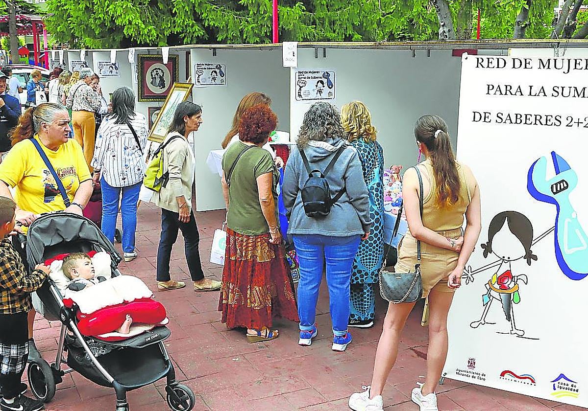 En los puestos se ofrecía información sobre los diferentes talleres de la Casa de Igualdad.