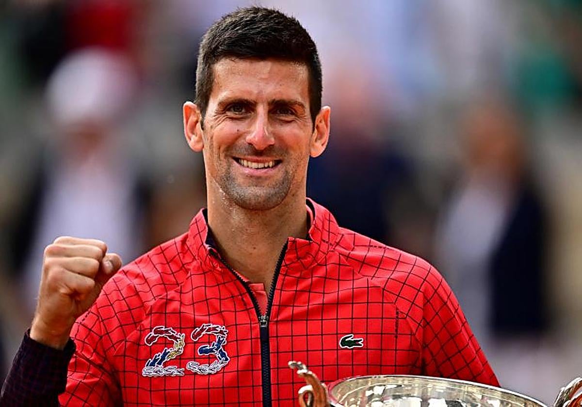 El servio celebra la victoria puño en alto.