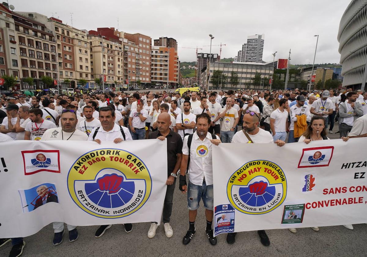 Ertzainas este domingo en la salida de la marcha que sigue el recorrido de la primera etapa del Tour.