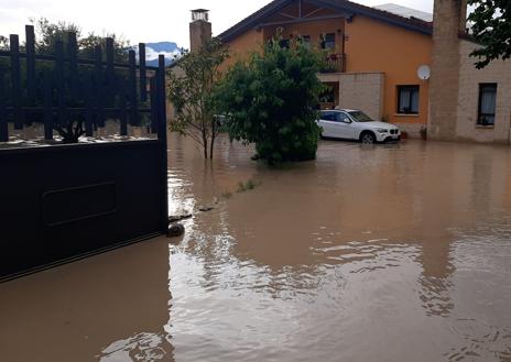 Imagen secundaria 1 - En Puentelarra el agua ha entrado en algunas viviendas.