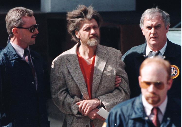 Unabomber es custodiado por policías en 1996, tras su captura.