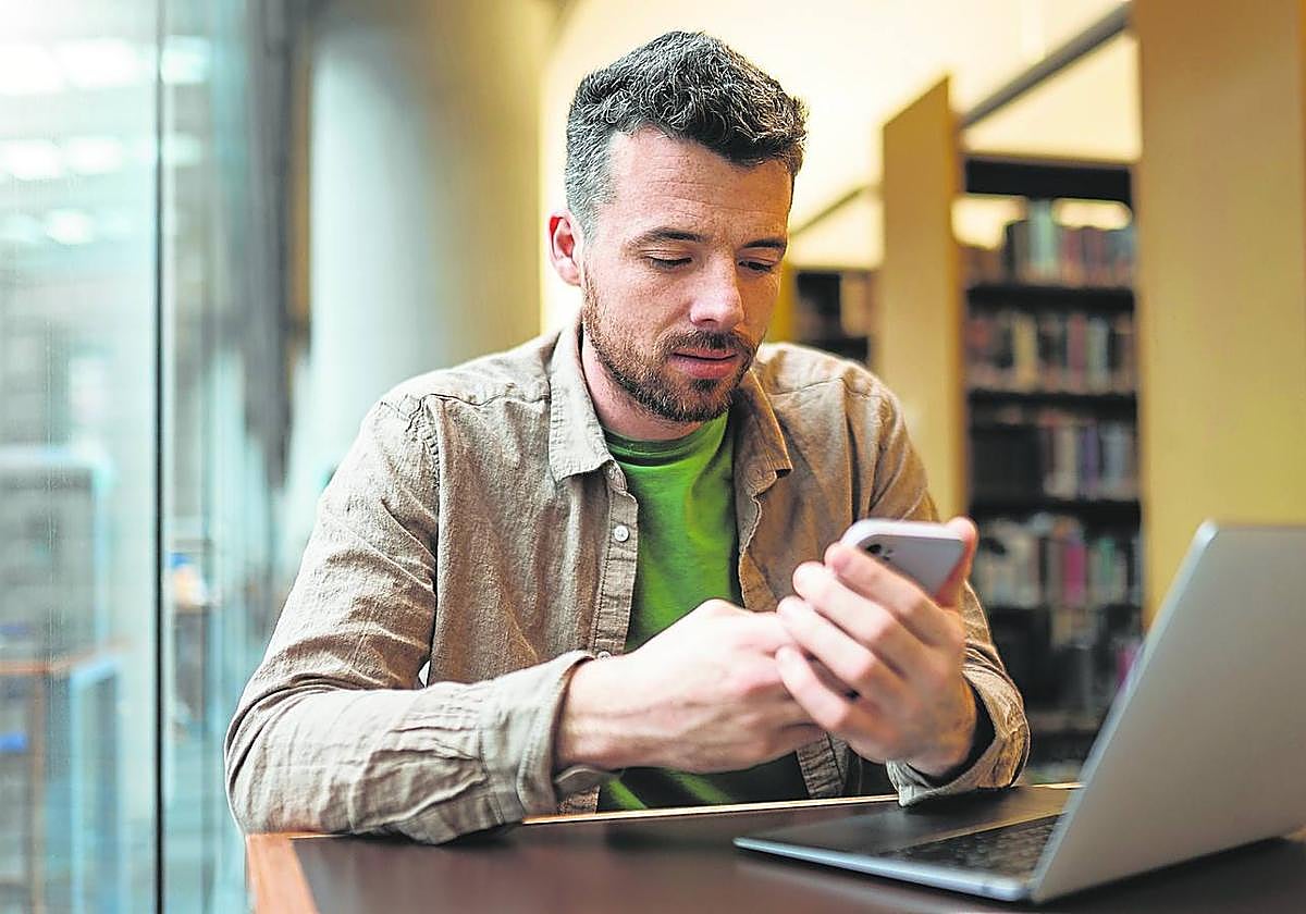 Las entidades bancarias han multiplicado los avisos para que sus clientes vigilen cómo operan con móviles y ordenadores.