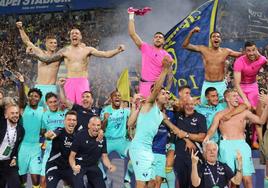 Jugadores y cuerpo técnico del Hellas verona celebran eufóricos la permanencia en la primera división italiana.