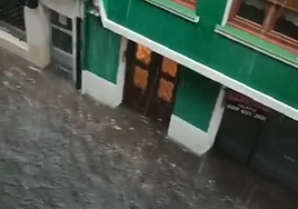 Vídeo del agua inundado una calle de la villa encartada.