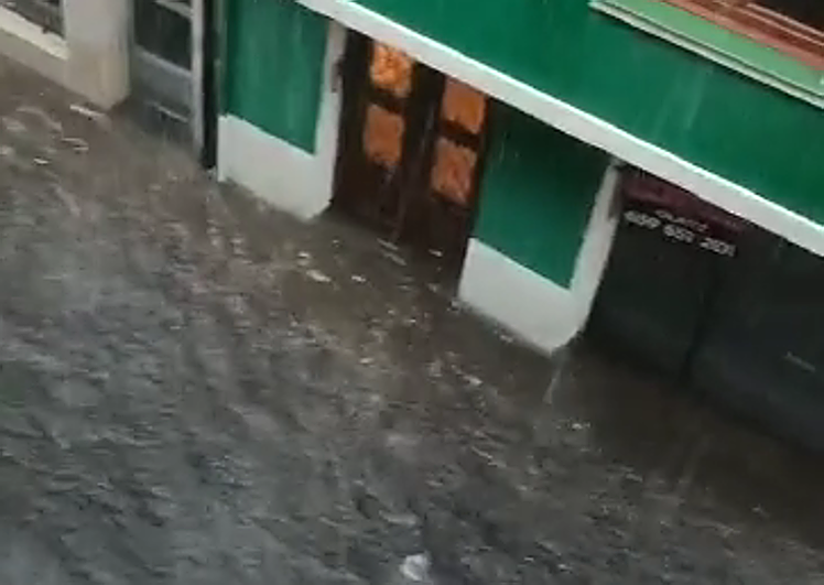 Vídeo del agua inundado una calle de la villa encartada.