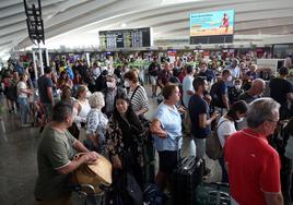 Pasajeros esperan para facturar en el aeropuerto de Bilbao, en una imagen reciente.