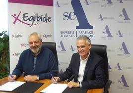 Nacho Eguizábal, director de Egebide, y Juan Ugarte, de SEA, en la firma del convenio.