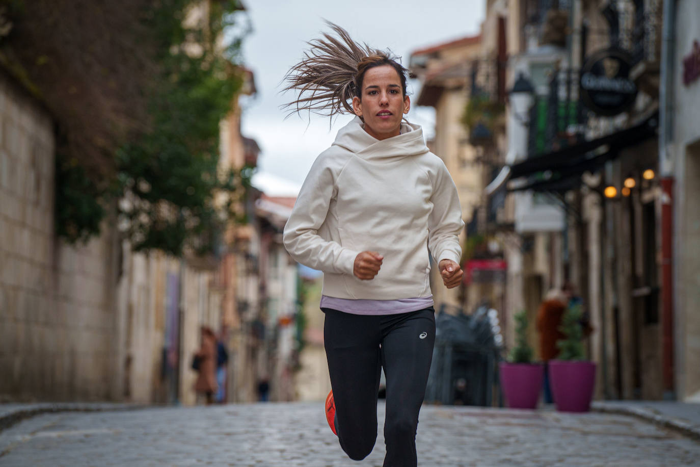 Majida Maayouf corre en las calles de Agurain.