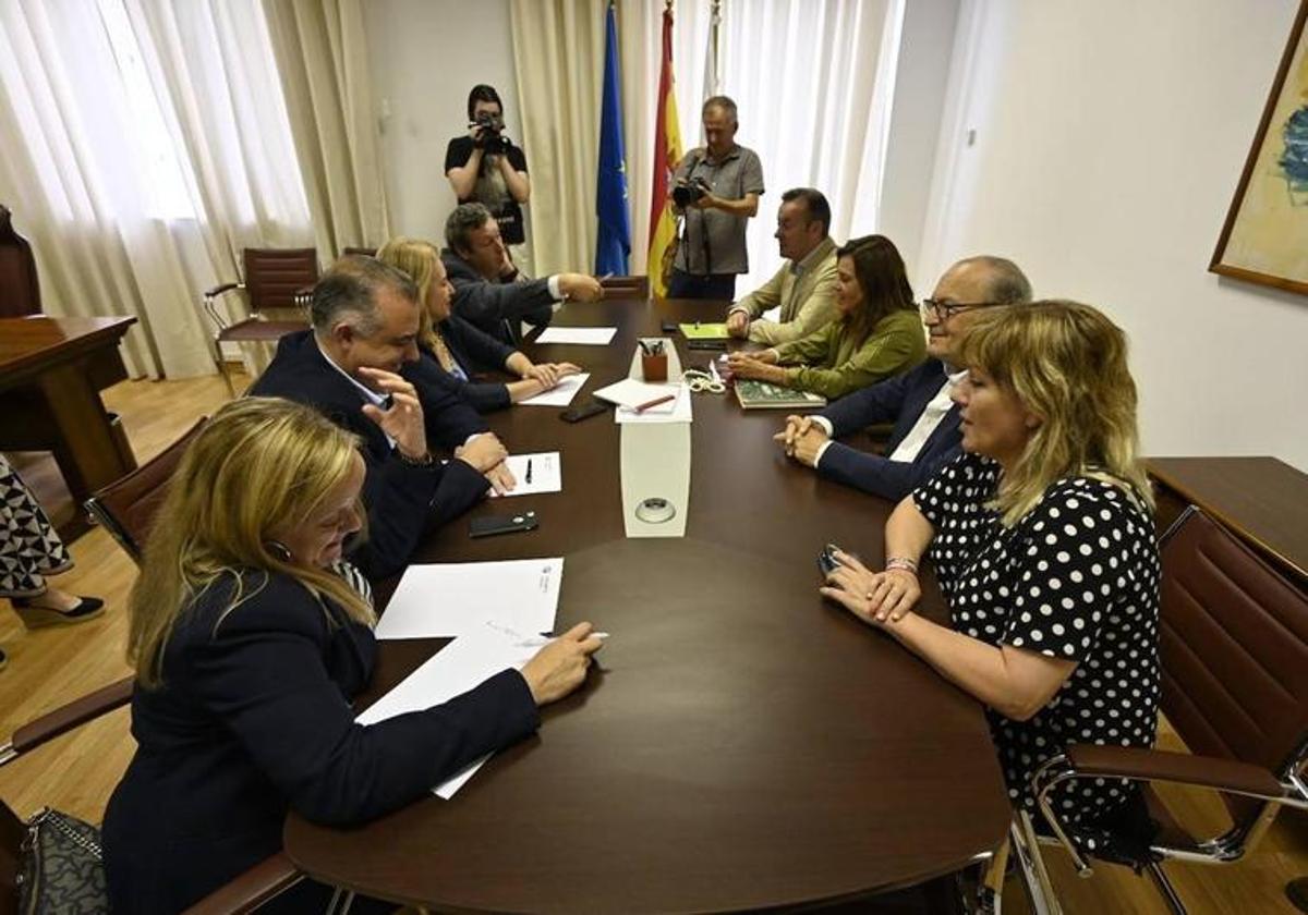 Por la izquierda, Isabel Urrutia, Roberto Media, María José González Revuelta e Íñigo Fernández (del PP) y en frente Rosa Díaz, Javier López Marcano, Paula Fernández y Guillermo Blanco (del PRC).