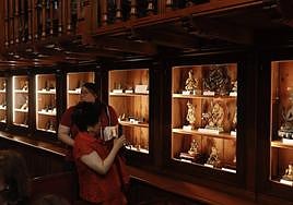 Dos visitantes disfrutan de la exposición.