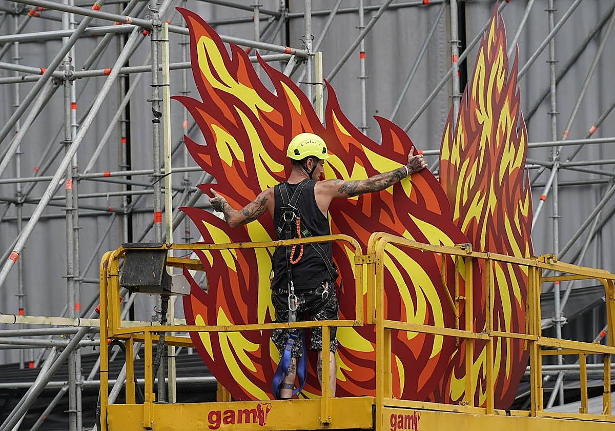 Un operario instala un logotipo gigante del Azkena Rock junto al escenario 'God' del recinto de Mendizabala.