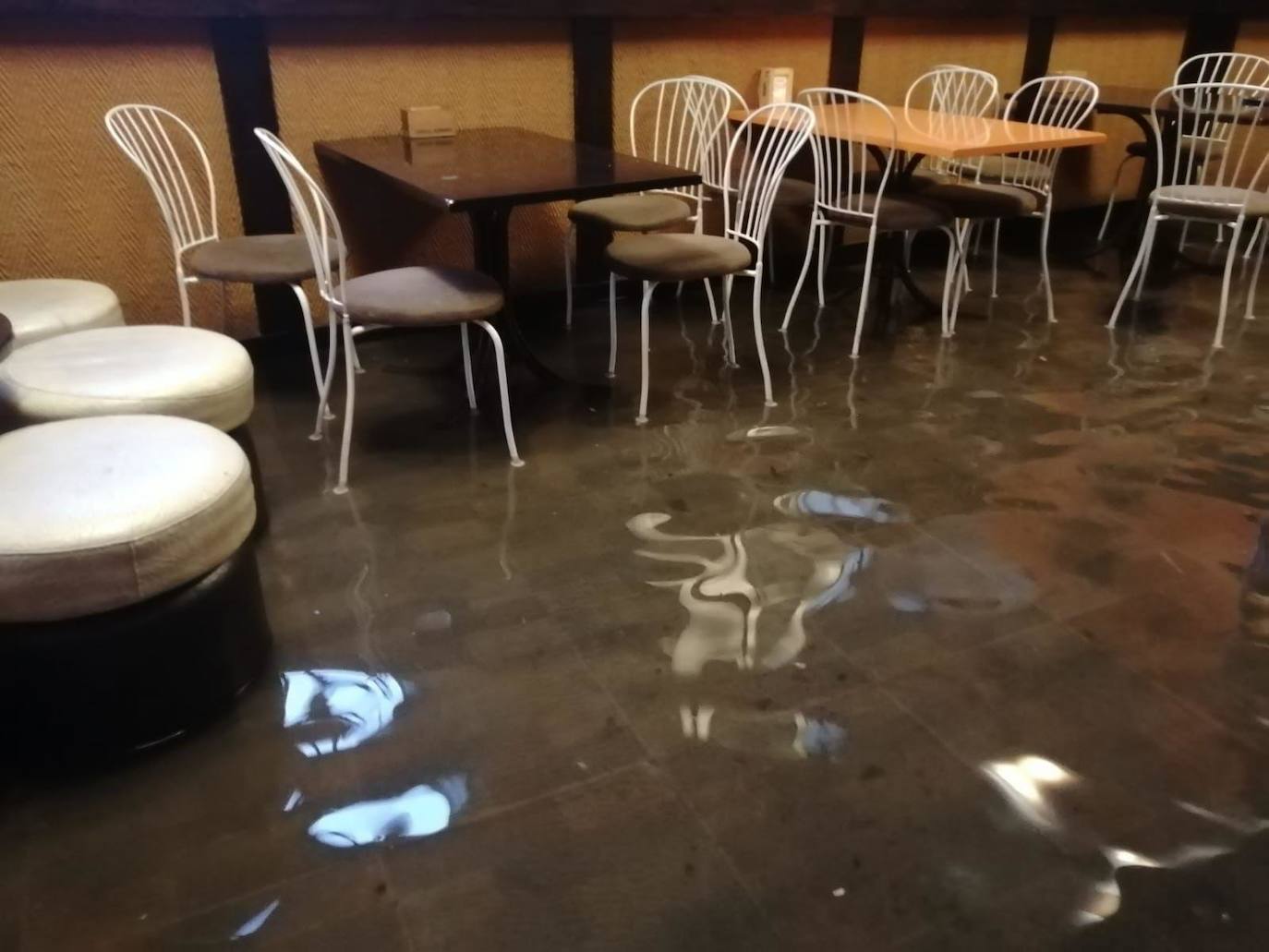 Foto del interior del bar Narú, inundado este lunes tras el tremendo aguacero registrado en Balmaseda.