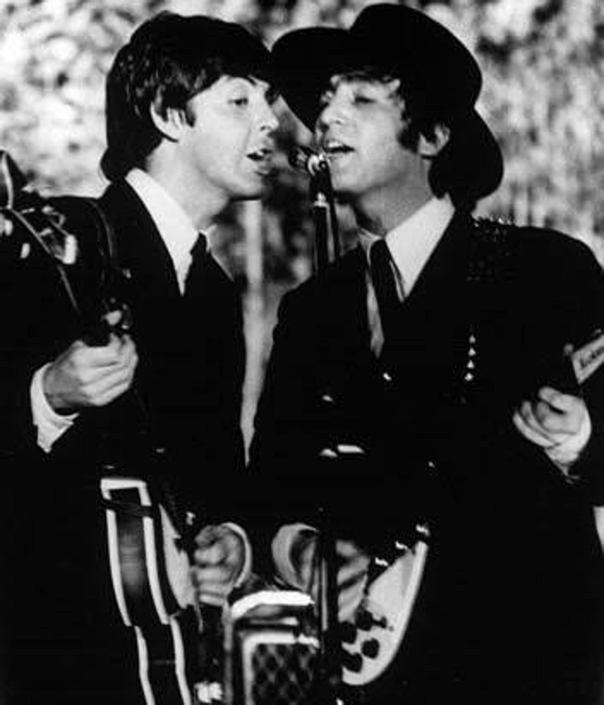 Paul McCartney y John Lennon, con sombrero cordobés, en concierto en Las Ventas de Madrid, en 1965.