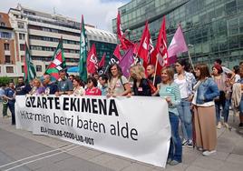 Los trabajadores se han concentrado este martes en la plaza Bizkaia de Bilbao.