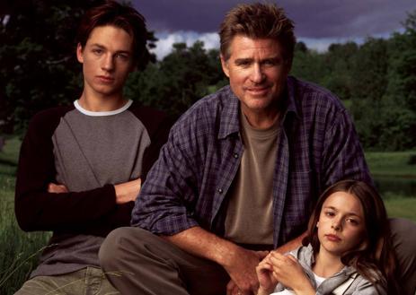 Imagen secundaria 1 - 1. Treat Williams en una imagen con su mujer, la también actriz Pam Van Sant. | 2 y 3. El actor en dos temporadas de la serie Everwood, donde interpretaba al doctor Andy Brown.